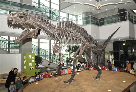 자연사박물관 중앙홀에 있는 공룡 모형을 신기한 듯 올려보는 아이들