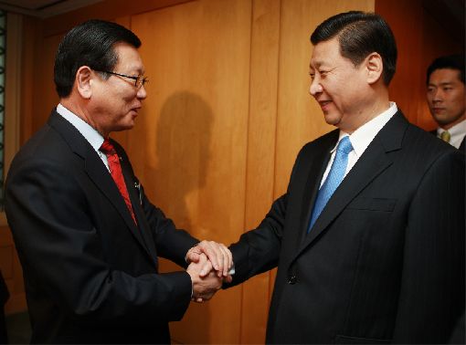 박삼구 금호아시아나 회장이 지난 2009년12월18일 신라호텔에서 시진핑 중국 국가 부주석 초청조찬회(현 국가 주석)에 참가해 시 부주석과 환담을 나누고 있다 . 