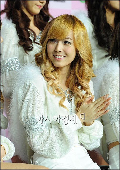 [포토]소녀시대 제시카 '아! 손이 꽁꽁꽁'