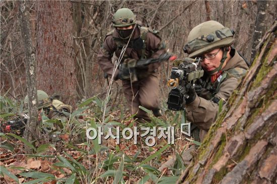 전투훈련단 소속 대항군들은 전술과 복장이 북한군과 비슷하다.