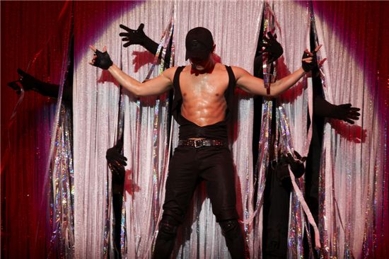 [포토]비, 美 공연서 명품 몸매 뽐내 '체지방 0% 근육'