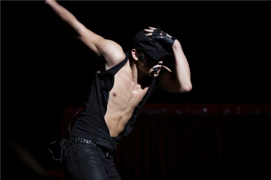 [포토]비, 美 공연서 명품 몸매 뽐내 '체지방 0% 근육'