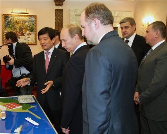 남상태 대우조선해양 사장(왼쪽에서 두번째)이 지난 2009년 12월 블라디미르 푸틴 러시아 총리(왼쪽에서 세번째)에게 쯔베즈다 조선소의 향후 계획과 생산될 해양플랜트에 대해 설명하고 있다.