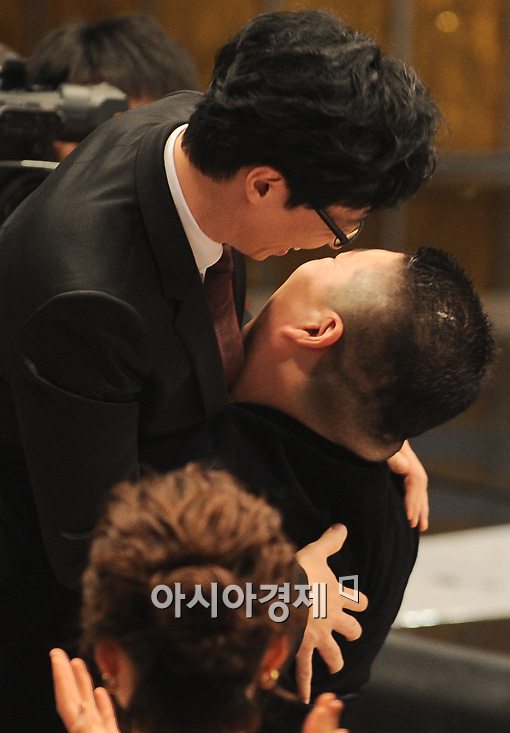 [포토]강호동 '재석아, 축하한다~'