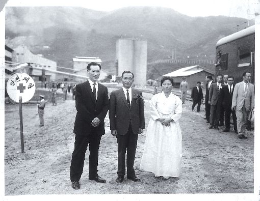 1964년 박정희 대통령(가운데)과 정주영 회장 부부가 단양 시멘트 공장 준공식에서 기념촬영하고 있다.