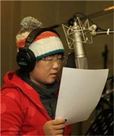  신지애가 스튜디오에서 음반 녹음을 하고 있다. 사진=세마스포츠마케팅제공