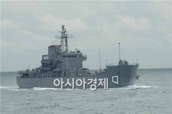 코브라 훈련에 참가하는 해군 LST 성인봉함

