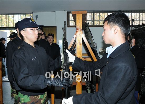 해군사관학교 예비신입생들의 병기수여식. <사진제공=해군>