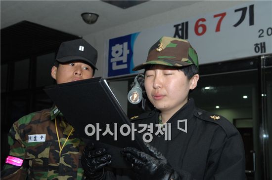 해군사관학교 예비신입생들은 훈련기간에 부모님에게 편지를 쓰고 낭독한다. <사진제공=해군>