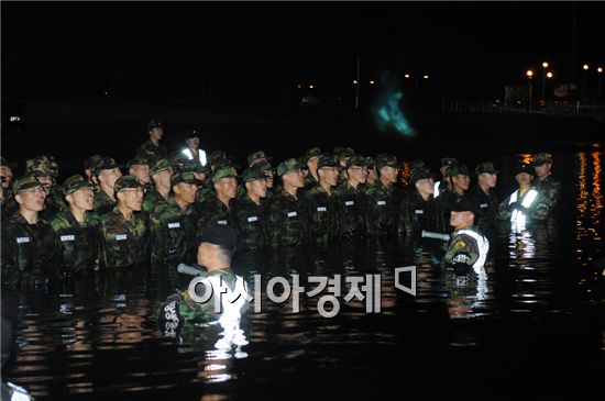 해군사관학교 예비신입생들의 옥포만 의식. <사진제공=해군>