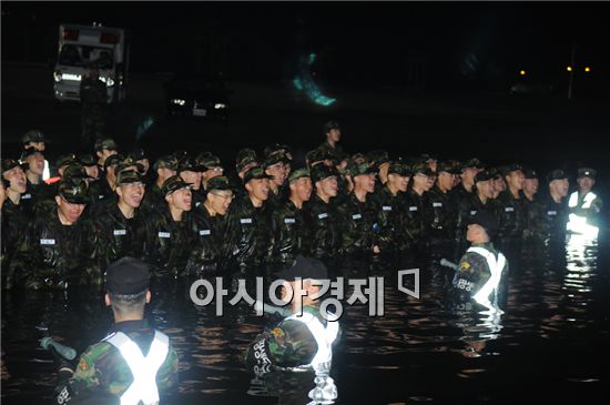 해군사관학교 예비신입생들의 옥포만 의식. <사진제공=해군>