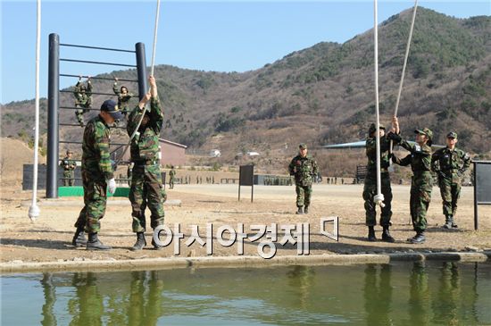 해군사관학교 예비신입생들의 유격훈련. <사진제공=해군>