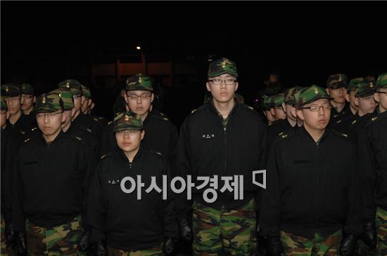 해군사관학교 예비신입생들의 졸음극복 훈련. <사진제공=해군>