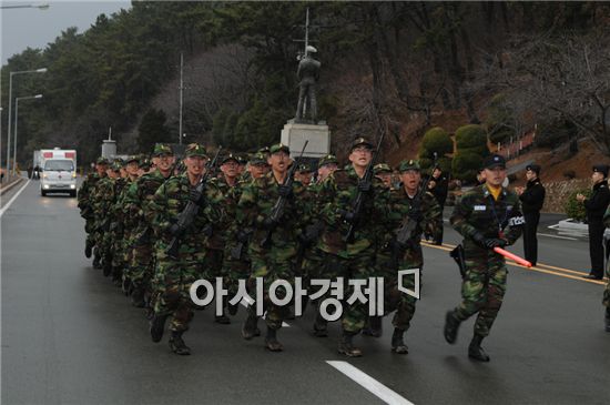 해군사관학교 예비신입생들의 천자봉 행군. <사진제공=해군>