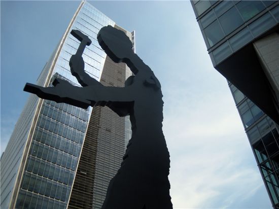 망치질하는 사람(Hammering Man), 조나단 보롭스키(Jonathan Borofsky), 철판 위에 도장한 철 구조물로 22m 높이의 규모이다. 광화문 흥국빌딩의 미술장식품으로 2002년에 설치되었다.
