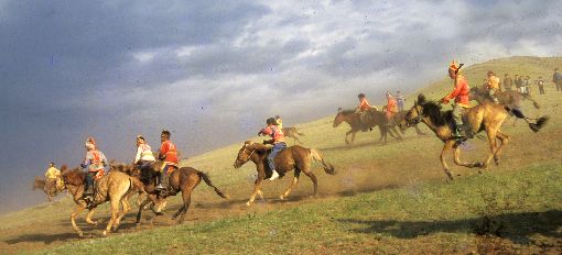 몽골에서 가장 큰 행사로 매년 7월11일 수도 울란바타르에서 열리는 나담축제의 모습. 경가 활쏘기 몽골씨름 등 3종의 경기가 진행된다.