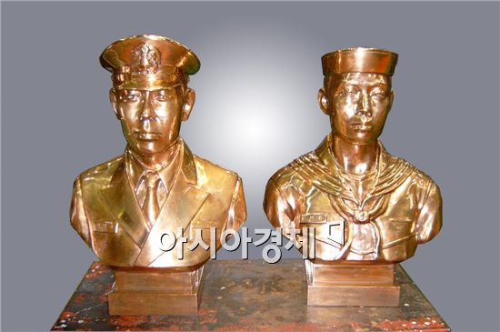 이영우중위(사진 왼쪽)와 김태원중사의 흉상. <사진제공=해군>