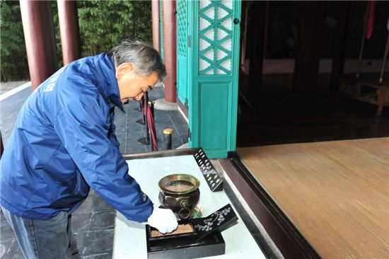 이재오 국민권익위원장이 25일 아산 현충사를 방문해 분향하고 있다.
