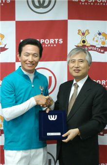  강욱순(왼쪽)이 후원계약식 후 임용빈 MU스포츠 대표이사와 사진촬영을 하고 있다.  