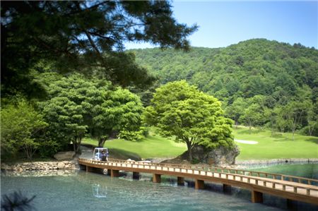  2008년 문을 아예 닫고 코스를 전면 개조한 아난티클럽서울은 오는 4월 재개장을 목표로 마무리 공사가 한창 진행 중이다.  