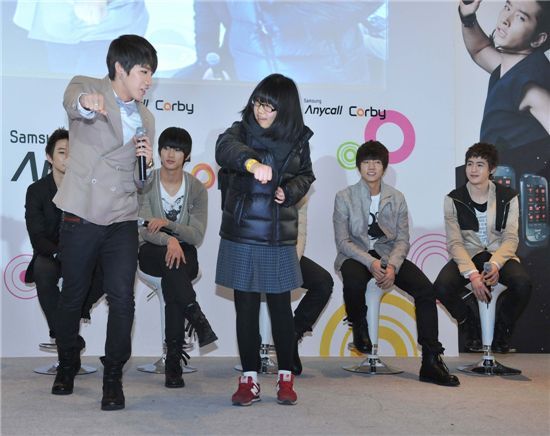 [포토]2PM, 팬들에 "Again & Again은 이렇게"