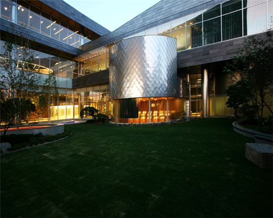 서교동 자이 갤러리(Xi Gallery), 켄 민성진, SKM 건축사사무소, 건물 가운데 위치하는 녹지 공간은 이 건물의 가장 큰 가치이다.