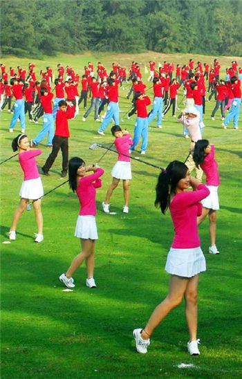  632명의 중국 대학생들이 동시에 골프레슨을 받고 있는 모습. 사진= 골프매거진 제공 