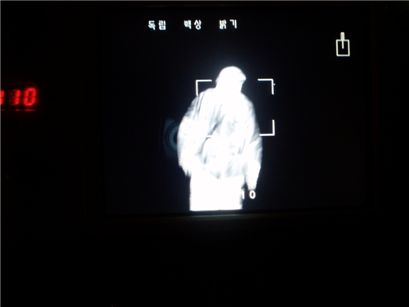 1km전방의 적군이 백상으로 나타난 열열상장비 화면의 모습