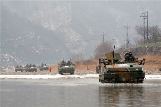 K-200보병전투차를 앞세운 공격조가 항군을 향해 전진하고 있다.