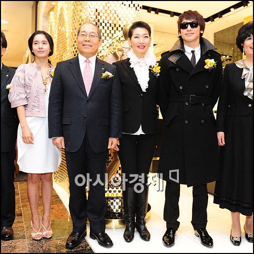 [포토]정혜영-비 '김성주 회장님, 축하드려요'