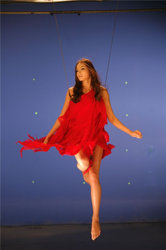 한채영, 섹시 여신 자태…생애 첫 와이어 연기 '눈길'