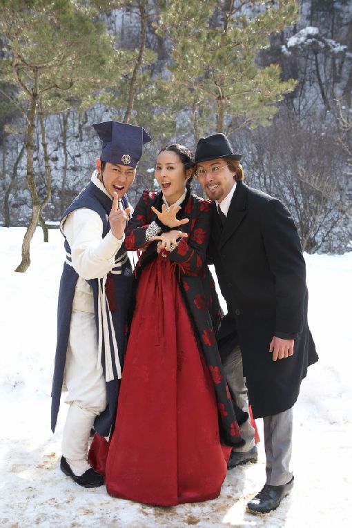 '제중원' 한혜진, 즐거운 현장사진 공개 '무한도전~'