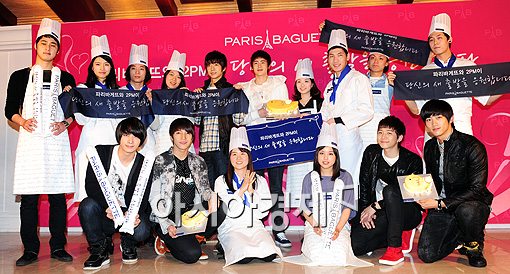 [포토]2PM '대학 새내기들 입학을 축하합니다'