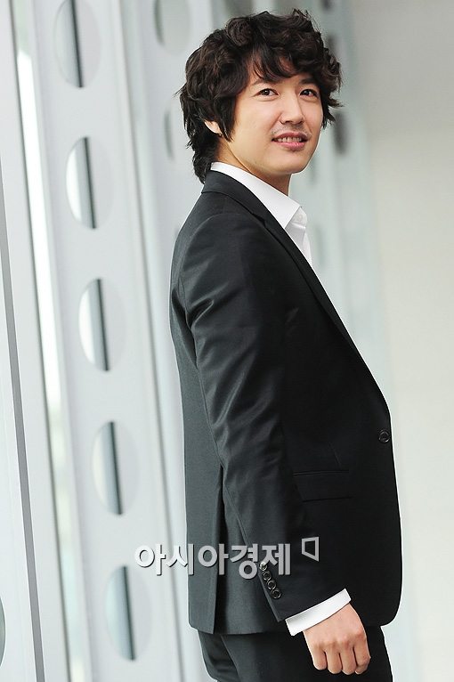 [포토]포즈 취하는 윤상현