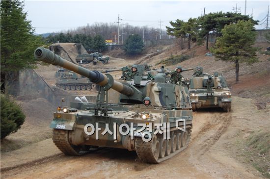 정비를 마친 K-9자주포가 정비대대 안에 마련된 시험평가장에서 시험운영하고 있다.