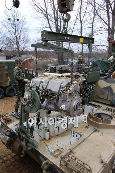 K-9자주포 내부에 설치된 레일을 타고 올라온 1000마력의 엔진