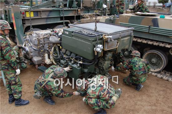 자주포 옆에 놓여진 엔진에 케이블을 연결해 지상시동을 걸고 88가지 항목을 체크한다.