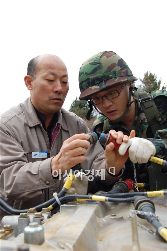 엔진을 자주포와 분리한 다음 지상시동을 위해 10개의 케이블선을 연결해야한다.