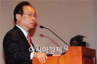 목소리 높이는 이주영 의장의 부드러운 카리스마
