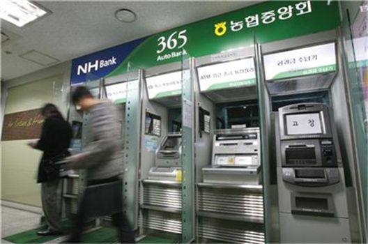 3월 31일까지 영업점당 1대의 ATM기에서 영업외 시간에 MS현금카드로의 현금인출이 가능하다. 4월부터는 전면 중지될 예정이다.