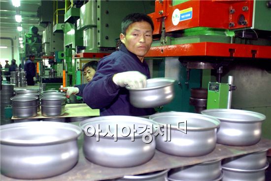 개성공단내 리빙아트에서 근무하고 있는 북한 근로자