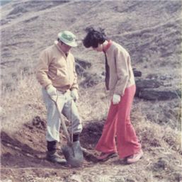 고 최종현 SK그룹 회장이 1977년 부인 박계희 여사와 함께 충청북도 충주시 인등산에서 나무를 심고 있다. 사진제공=SK수펙스협의회