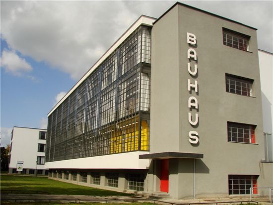 바우하우스(Bauhaus), 발터 그로피우스(Walter Gropius), 독일 바이마르에 세워진 학교로 예술과 기술을 통합하는 교수법과 교육이념은 세계적으로 보급되었다. ⓒmhobl