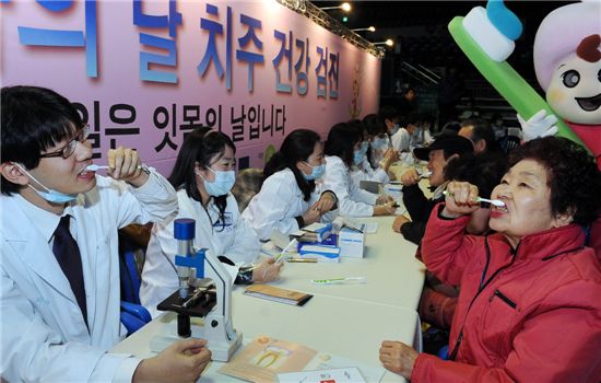 [건강을 읽다]20·30대 잇몸병 환자↑…"아래 앞니 안쪽 칫솔질 중요"