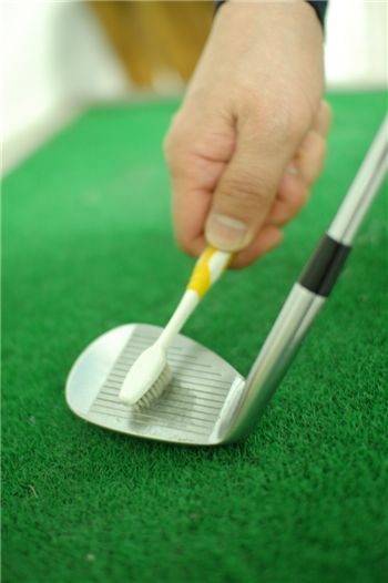 "골프채도 목욕시키세요~"