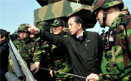 [해군초계함침몰]김태영 장관 "구조함 서해상 급파..수색활동 빨라질듯"