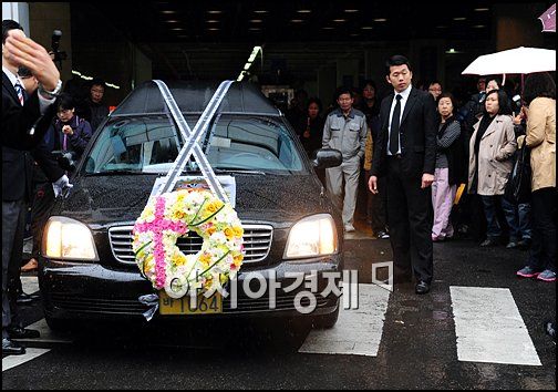 [포토]장례식장 떠나는 故 최진영 운구차