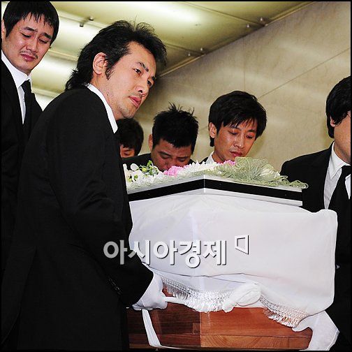 [포토]故 최진영 운구 직접 든 김보성