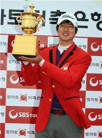  김도훈이 토마토저축은행오픈 최종일 프로 무대 첫 우승을 거둔 직후 트로피를 들고 포즈를 취하고 있다. 사진=KPGA제공