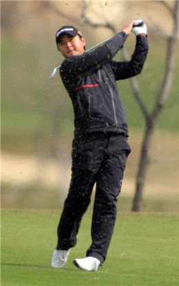 김성용 "1타 차 깜짝선두~"